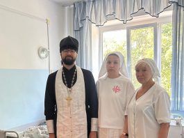 Иерей Алексий Скрынник в сопровождении сестер милосердия навестил подопечных хосписа