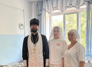 Иерей Алексий Скрынник в сопровождении сестер милосердия навестил подопечных хосписа