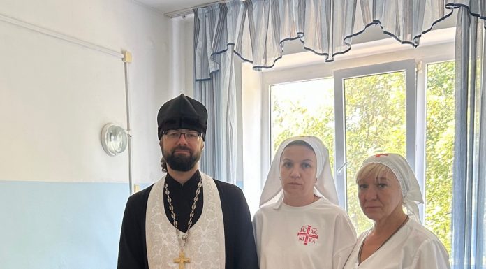 Иерей Алексий Скрынник в сопровождении сестер милосердия навестил подопечных хосписа