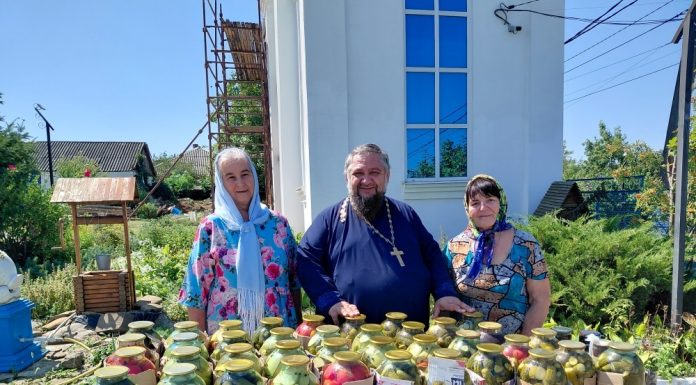 Прихожане Покровского храма станицы Холмской отправили гуманитарную помощь бойцам СВО