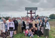 В станице Холмской состоялся традиционный автомобильный крестный ход к поклонным крестам