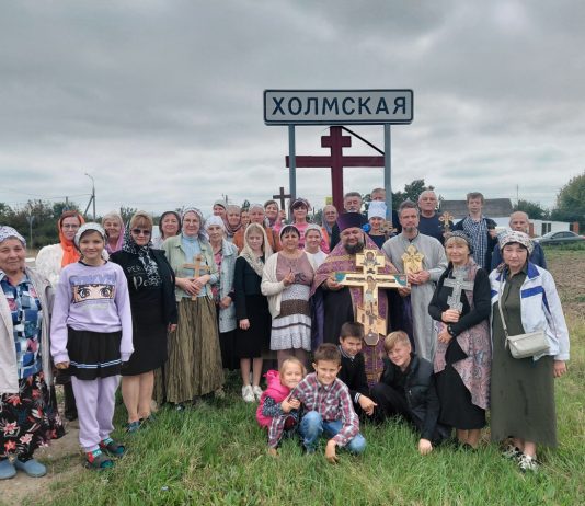 В станице Холмской состоялся традиционный автомобильный крестный ход к поклонным крестам