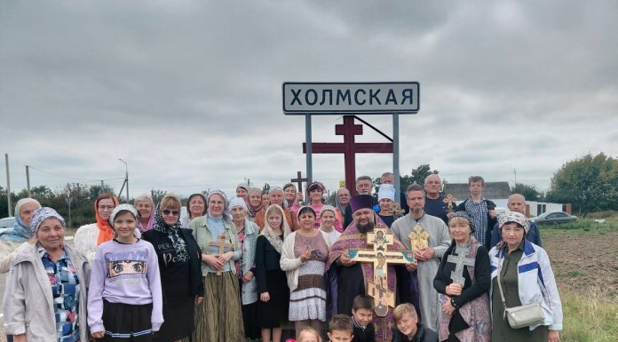 В станице Холмской состоялся традиционный автомобильный крестный ход к поклонным крестам