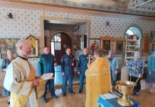 В храме Покрова Пресвятой Богородицы ст.Новотитаровской прошел молебен с сотрудниками МЧС