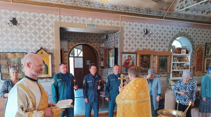 В храме Покрова Пресвятой Богородицы ст.Новотитаровской прошел молебен с сотрудниками МЧС