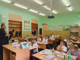 В станице Саратовской священник провел в школе «Час духовности»