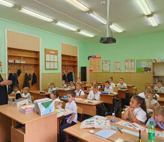 В станице Саратовской священник провел в школе «Час духовности»