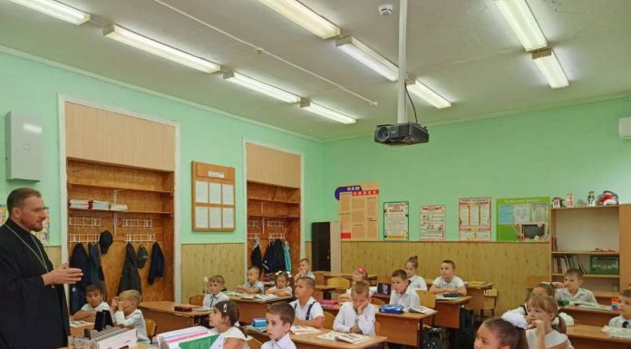 В станице Саратовской священник провел в школе «Час духовности»