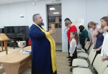 В станице Холмской педагоги детской школы искусств начали год с молитвы