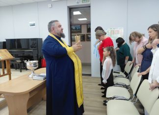 В станице Холмской педагоги детской школы искусств начали год с молитвы