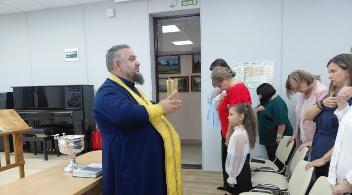 В станице Холмской педагоги детской школы искусств начали год с молитвы