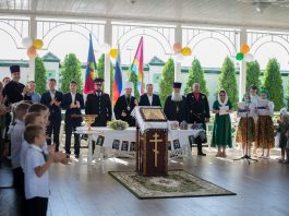 Митрополит Василий принял участие в торжественной линейке ко Дню знаний