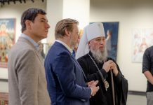 Митрополит Василий посетил открытие выставки «Стяги веры»