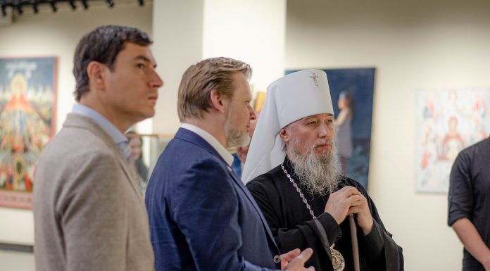 Митрополит Василий посетил открытие выставки «Стяги веры»