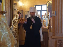 Митрополит Екатеринодарский и Кубанский Василий совершил Всенощное бдение в храме Трёх Святителей города Краснодара