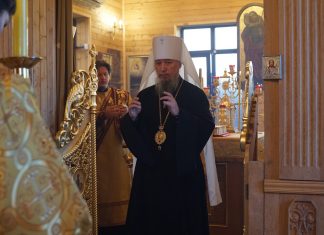Митрополит Екатеринодарский и Кубанский Василий совершил Всенощное бдение в храме Трёх Святителей города Краснодара