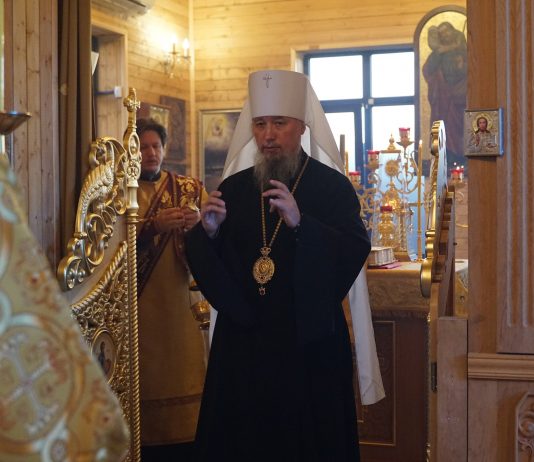 Митрополит Екатеринодарский и Кубанский Василий совершил Всенощное бдение в храме Трёх Святителей города Краснодара