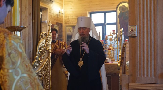 Митрополит Екатеринодарский и Кубанский Василий совершил Всенощное бдение в храме Трёх Святителей города Краснодара