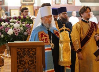 Митрополит Василий совершил Божественную литургию в Свято-Екатерининском кафедральном соборе