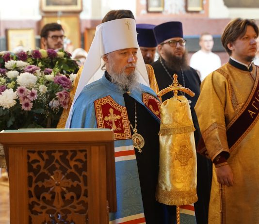 Митрополит Василий совершил Божественную литургию в Свято-Екатерининском кафедральном соборе