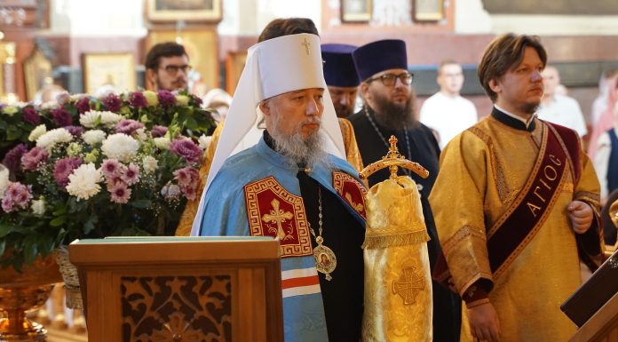 Митрополит Василий совершил Божественную литургию в Свято-Екатерининском кафедральном соборе