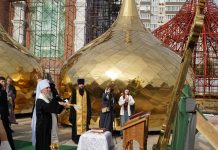Митрополит Василий совершил чин освящения куполов и надкупольных крестов строящегося храма святого Алексия человека Божия