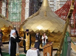 Митрополит Василий совершил чин освящения куполов и надкупольных крестов строящегося храма святого Алексия человека Божия