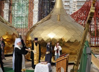 Митрополит Василий совершил чин освящения куполов и надкупольных крестов строящегося храма святого Алексия человека Божия