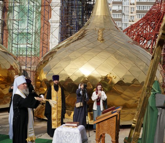 Митрополит Василий совершил чин освящения куполов и надкупольных крестов строящегося храма святого Алексия человека Божия