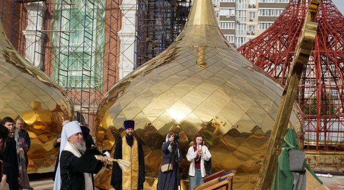 Митрополит Василий совершил чин освящения куполов и надкупольных крестов строящегося храма святого Алексия человека Божия