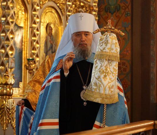 Митрополит Василий совершил Божественную литургию в Свято-Троицком соборе города Краснодар