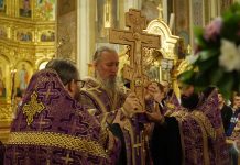 Митрополит Василий совершил Всенощное бдение с чином воздвижения Креста в кафедральном соборе Краснодара