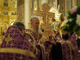 Митрополит Василий совершил Всенощное бдение с чином воздвижения Креста в кафедральном соборе Краснодара