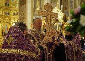 Митрополит Василий совершил Всенощное бдение с чином воздвижения Креста в кафедральном соборе Краснодара