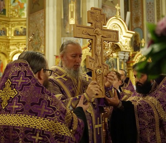 Митрополит Василий совершил Всенощное бдение с чином воздвижения Креста в кафедральном соборе Краснодара