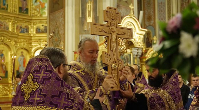 Митрополит Василий совершил Всенощное бдение с чином воздвижения Креста в кафедральном соборе Краснодара