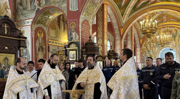 Сотрудники МЧС посетили благодарственный молебен в храме Святого Духа
