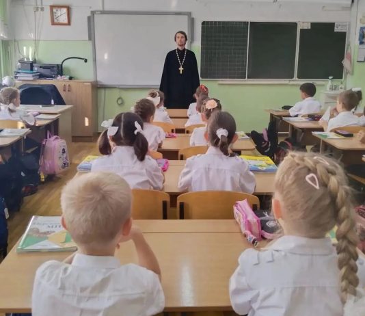 Иерей Александр Шигалев рассказал школьникам о Воздвижении Креста Господня
