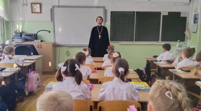 Иерей Александр Шигалев рассказал школьникам о Воздвижении Креста Господня