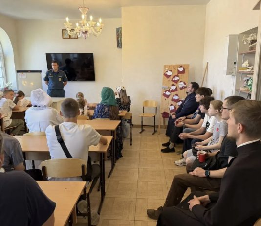 В Свято-Сергиевском храме состоялась беседа по основам пожарной безопасности с участием сотрудника МЧС