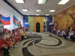 Иерей Александр Мачадо Сахнов благословил воспитанников казачьих групп детского сада