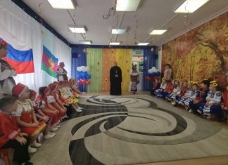 Иерей Александр Мачадо Сахнов благословил воспитанников казачьих групп детского сада