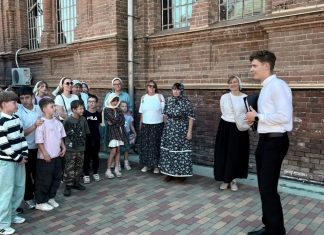 Паломники из Ростова-на-Дону посетили экскурсию по Свято-Троицкому собору и Екатеринодарской духовной семинарии