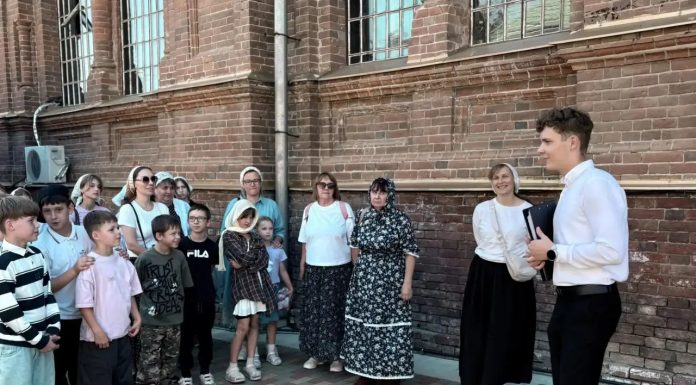 Паломники из Ростова-на-Дону посетили экскурсию по Свято-Троицкому собору и Екатеринодарской духовной семинарии