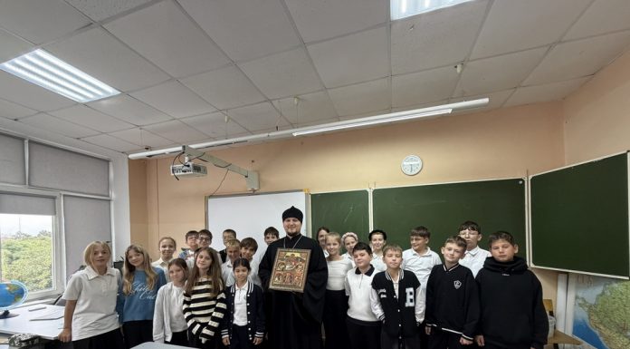 Иерей Герман Гайт провёл урок для учащихся казачьего класса МБОУ СОШ № 19