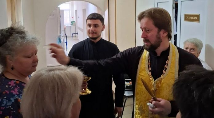 Клирики храма святого апостола Андрея Первозванного посетили пациентов Новотитаровской больницы № 1