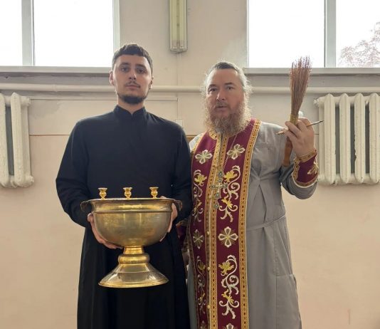 Священнослужители совершили визит в районную больницу ст. Новотитаровской