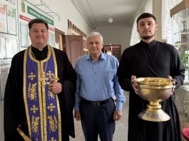 Протоиерей Владимир Рошко совершил чин освящения школы в ст. Новотитаровской