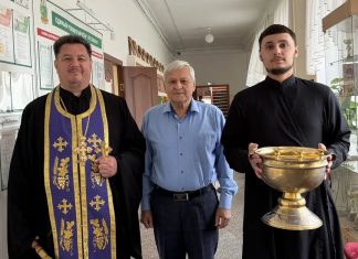 Протоиерей Владимир Рошко совершил чин освящения школы в ст. Новотитаровской