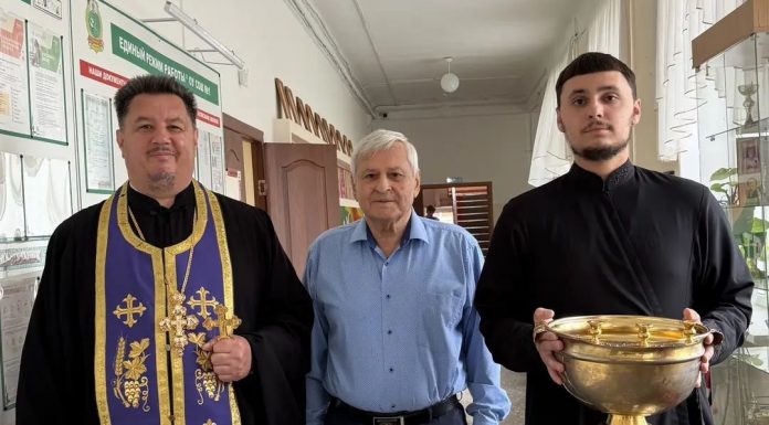 Протоиерей Владимир Рошко совершил чин освящения школы в ст. Новотитаровской